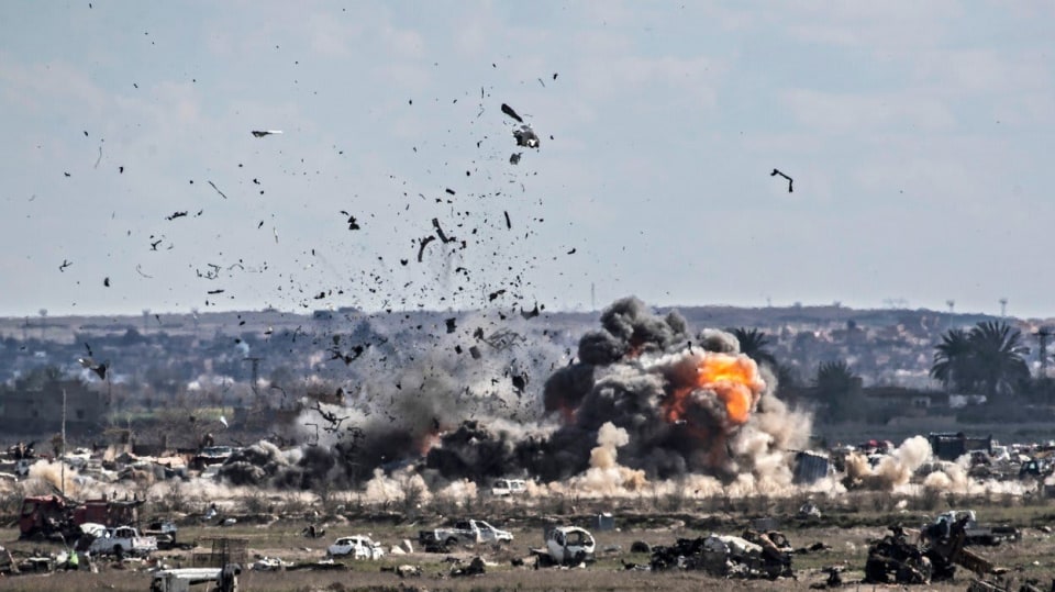 Jeden z muničních skladů Islámského státu právě dostal zásah - boj o poslední baštu ISIS v březnu 2019